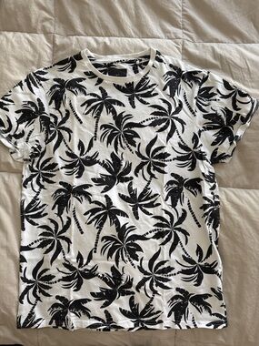 Source Unknown Black and White Palm Print Short Sleeve Tee